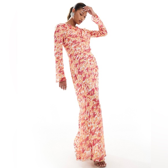 Chiffon: sheer, lightweight fabric with a grainy feel

Main: 100% Polyester. - Picture 1 of 7